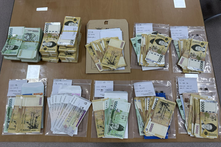 [인천=뉴시스] 인천경찰이 압수한 범죄수익금. (사진=인천경찰청 제공) 2025.05.12. photo@newsis.com *재판매 및 DB 금지