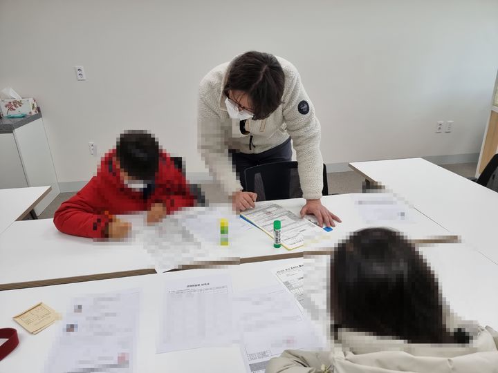 [고성(경남)=뉴시스] 신정철 기자= 경남 고성군 학교밖청소년지원센터(센터장 이진만)는 학교 밖 청소년들을 대상으로 진행한 상반기 학력취득 지원사업의 일환인 상반기 검정고시에 8명 전원이 합격했다고 12일 밝혔다. 사진은 고성군 학교밖청소년지원센터가 상반기 검정고시 도전을 위해 개인별 수준에 맞는 학습 지원 프로그램을 진행하고 있는 모습.(사진=고성군 학교밖청소년지원센터 제공).2025.05.12. photo@newsis.com *재판매 및 DB 금지