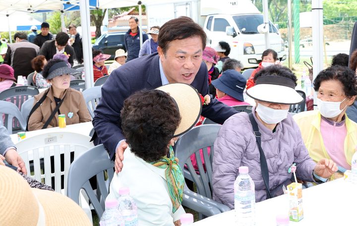 [정읍=뉴시스] 지난 8일 정읍시 어버이날 행사에 참석한 이학수 시장이 지역 어르신들에게 인사하고 있다. *재판매 및 DB 금지