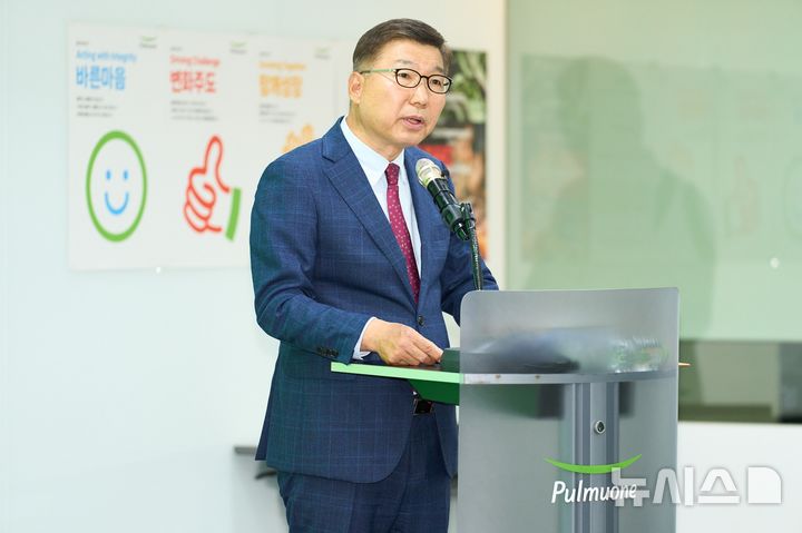 [서울=뉴시스] 이우봉 풀무원 총괄 최고경영자(CEO)는 12일 서울시 강남구 본사에서 열린 창사 41주년 기념식에서 '신경영선언'을 선포하며 글로벌 넘버원(No.1) 지속가능식품기업으로의 제2의 도약 의지를 밝히고 있다. (사진= 풀무원 제공) photo@newsis.com