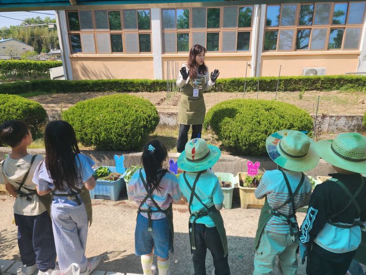 [진주=뉴시스]경남도농업기술원, 늘봄학교와 농촌체험학습.(사진=경남농업기술원 제공).2025.05.12.photo@newsis.com *재판매 및 DB 금지