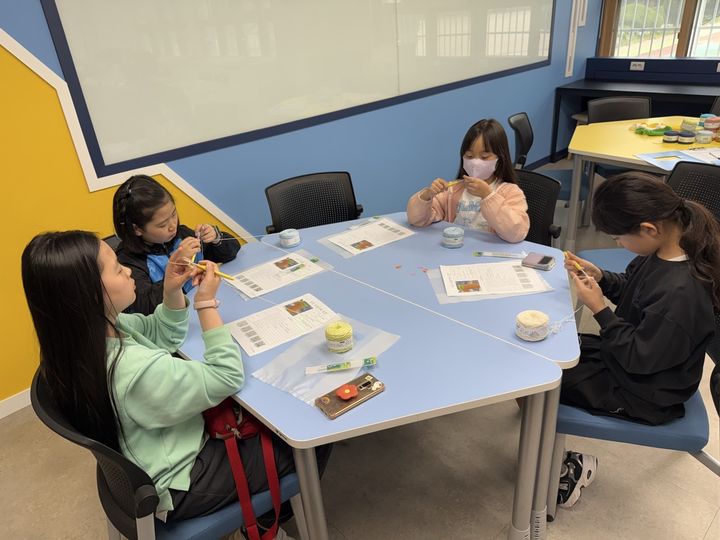 [양산=뉴시스] 학생들이 토요배움터 활동을 하고 있다. (사진=양산교육지원청 제공) 2025.05.12. photo@newsis.com *재판매 및 DB 금지