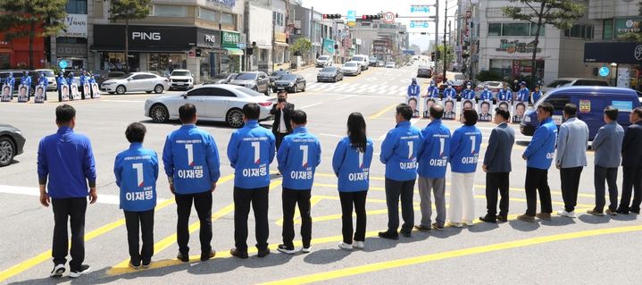 [제천=뉴시스] 이병찬 기자 = 12일 충북 제천단양 더불어민주당 당직자들과 선거운동원들이 제천 도심 교차로에서 이재명 후보 지지를 호소하고 있다.(사진=민주당 제천단양지역위 제공).2025.05.12.photo@newsis.com *재판매 및 DB 금지