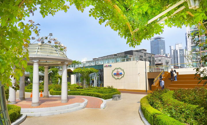 [서울=뉴시스] 장미와 중랑천을 품은 전망카페, ‘중랑장미카페’ 개관. 2025.05.12. (사진=중랑구 제공) *재판매 및 DB 금지