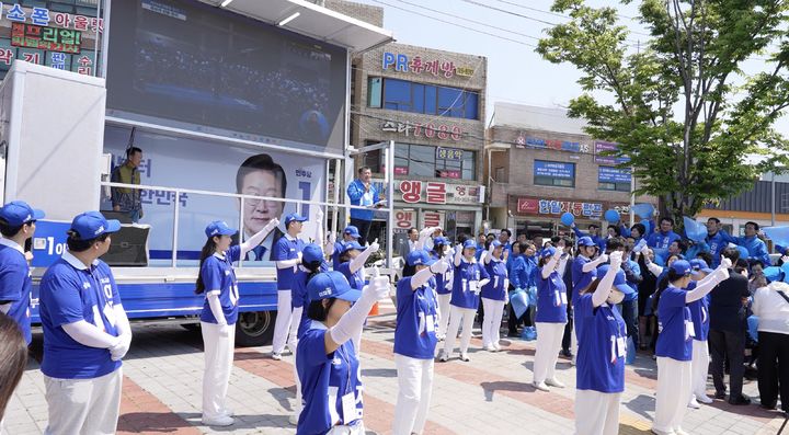 [무안=뉴시스] 송창헌 기자 =&nbsp; 더불어민주당 전남도당 선거대책위원회가 6·3대선을 앞두고 12일 순천 아랫장에서 제21대 대선거공식선거운동 출정식을 열고, 첫 거리유세를 벌이고 있다. (사진=민주당 전남도당 제공) 2025.05.12 photo@newsis.com *재판매 및 DB 금지