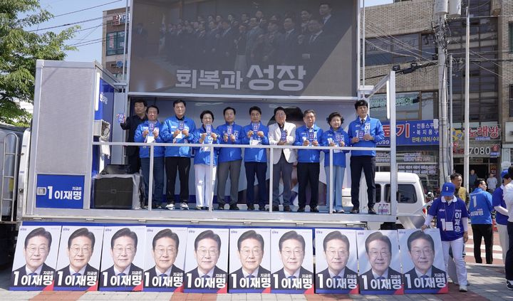 [무안=뉴시스] 송창헌 기자 = 더불어민주당 전남도당 선거대책위원회가 6·3대선을 앞두고 12일 순천 아랫장에서 제21대 대선거공식선거운동 출정식을 열고, 첫 거리유세를 벌이고 있다. (사진=민주당 전남도당 제공) 2025.05.12 photo@newsis.com *재판매 및 DB 금지