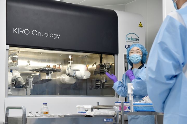 [화순=뉴시스] 화순전남대학교병원은 호남 지역 최초로 최첨단 자동 항암주사 조제 로봇 '키오 온콜로지(KIRO Oncology)'를 도입, 정밀하고 안전한 항암 치료 시스템을 구축했다고 12일 밝혔다. (사진=화순전남대병원 제공) 2025.05.12. photo@newsis.com *재판매 및 DB 금지