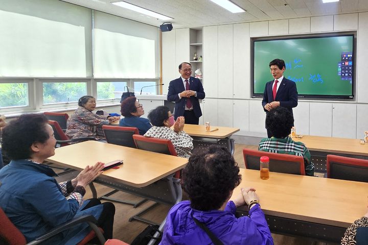 [대구=뉴시스] 대구 달서구는 노인복지관 내 강의실에 스마트칠판과 전자교탁을 설치한 '스마트강의실'을 조성하고 본격 운영한다. (사진=대구 달서구 제공) 2025.05.12. photo@newsis.com&nbsp; *재판매 및 DB 금지