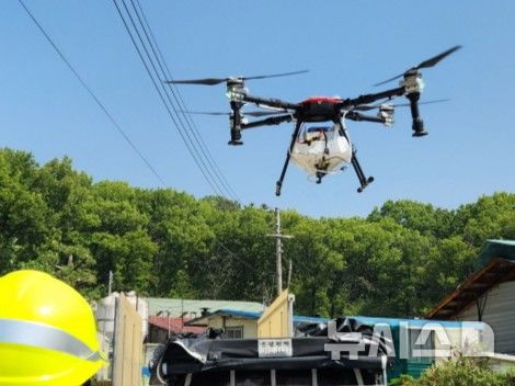 [안성=뉴시스] 드론을 활용해 아프리카돼지열병 차단 멧돼지 기피제를 살포하는 모습 (사진=안성시 제공) 2025.05.12.photo@newsis.com 