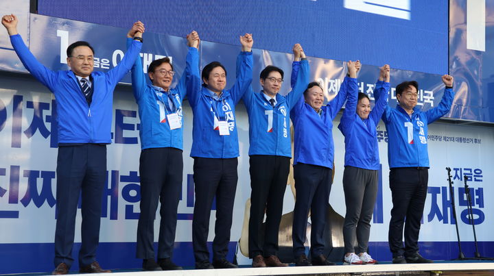 [부산=뉴시스] 더불어민주당 부산선거대책위원회는 12일 오전 부산진구 서면교차로에서 출정식을 열고 공식 선거운동에 돌입했다. (사진=더불어민주당 부산시당 제공) 2025.05.12. photo@newsis.com *재판매 및 DB 금지