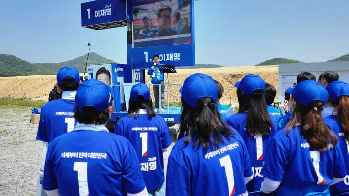 [세종=뉴시스] 송승화 기자 =&nbsp; 12일 세종시 세종동, 국회 세종의사당 예정지에서 강준현 국회의원이 설명을 하고 있다. 2025.05.12. ssong1007@newsis.com. *재판매 및 DB 금지