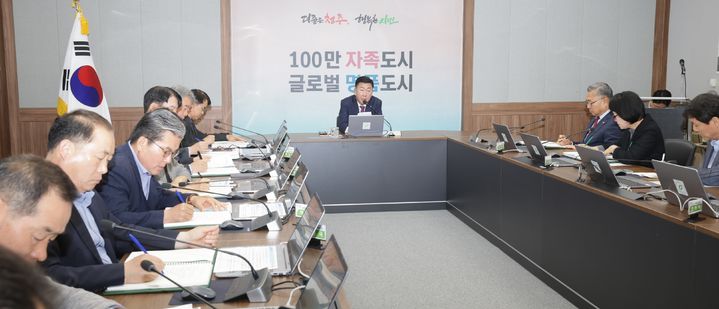 [청주=뉴시스] 주간업무회의 주재하는 이범석 청주시장 photo@newsis.com *재판매 및 DB 금지