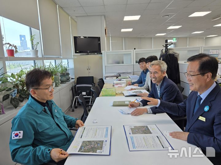 [완주=뉴시스] 유희태 전북 완주군수(오른쪽)가 12일 행정안전부, 환경부, 국토교통부 등 주요 중앙부처를 방문해 2026년 국가예산 확보 활동에 나서고 있다. 2025.05.12 (사진= 완주군 제공) *재판매 및 DB 금지