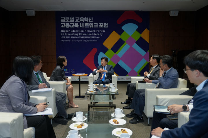 [제주=뉴시스] 오영훈 제주지사가 12일 제주 부영호텔에서 글로벌 교육혁신 고등교육 네트워크 포럼 참석차 방문한 일본 도쿠시마대학, 미국 애리조나주립대학과 프린스턴대학, 경희대학교 관계자들과 면담을 하고 있다. (사진=제주도 제공) 2025.05.12. photo@newsis.com *재판매 및 DB 금지