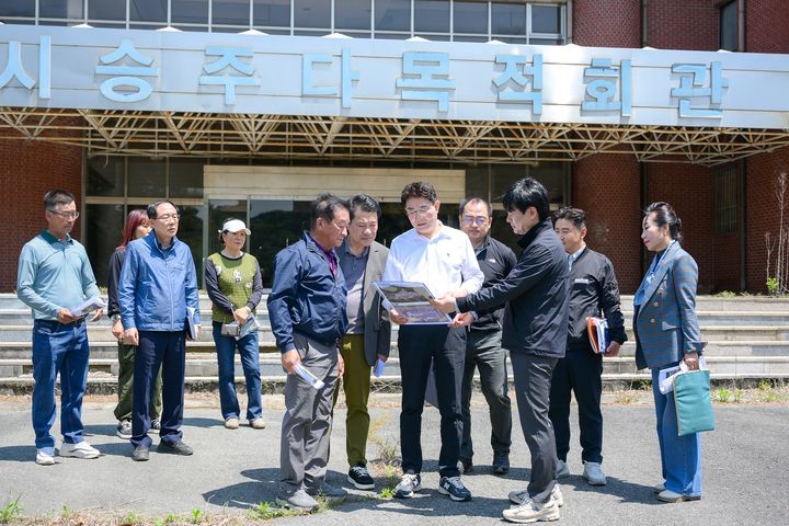 [순천=뉴시스] 노관규 순천시장은 12일, 옛 승주군청 일원에 조성될 그린바이오산업 전진기지 부지를 직접 찾아 현장 점검하고 있다. (사진=순천시 제공) 20225.05.12. photo@newsis.com *재판매 및 DB 금지