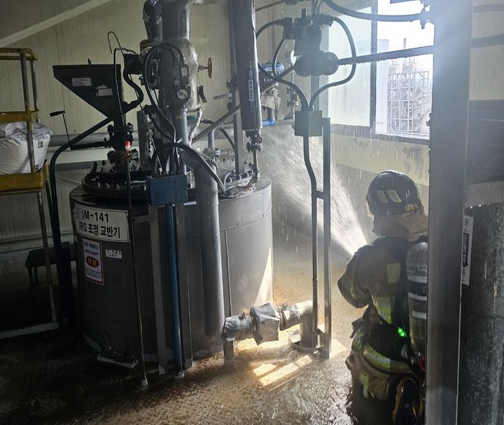 [전주=뉴시스] 12일 오전 9시40분께 전북 전주시 덕진구 팔복동의 한 플라스틱 원료 제조 공장에서 불이 나 소방대원이 화재를 진압하고 있다. (사진=전북도소방본부 제공) 2025.05.12. photo@newsis.com *재판매 및 DB 금지