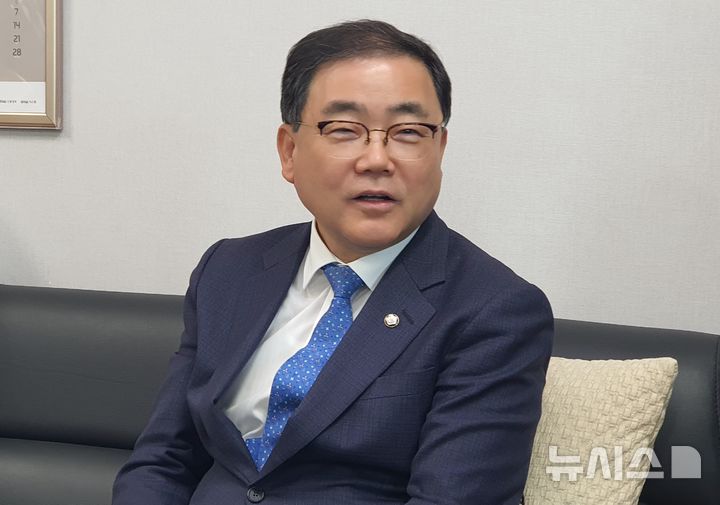 [창원=뉴시스] 강경국 기자 = 더불어민주당 허성무(창원시 성산구) 의원이 7일 경남 창원시청 프레스센터를 방문해 기자들과 간담회를 갖고 있다. 2025.05.12. kgkang@newsis.com