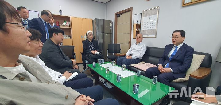 [창원=뉴시스] 강경국 기자 = 더불어민주당 허성무(창원시 성산구) 의원이 7일 경남 창원시청 프레스센터를 방문해 기자들과 간담회를 갖고 있다. 2025.05.12. kgkang@newsis.com