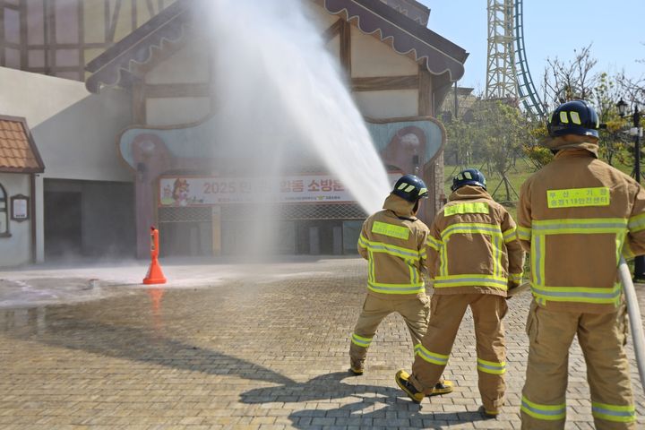 [부산=뉴시스] 12일 롯데월드 어드벤처 부산은 기장소방서와 함께 민관 합동 소방 훈련을 진행하고 있다. (사진=롯데월드 어드벤처 부산 제공) 2025.05.12. photo@newsis.com *재판매 및 DB 금지