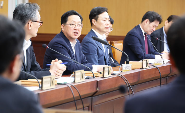 [대전=뉴시스]이장우 대전시장이 12일 대전시청에서 주간업무회의를 주관하고 있다. (사진=대전시 제공) 2025. 05. 12 photo@newsis.com *재판매 및 DB 금지