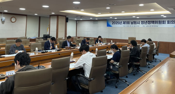 [남원=뉴시스] 12일 남원시청에서 열린 '2025년 제1회 남원시 청년정책위원회', 위원장인 민선식 부시장(뒤 왼쪽 세번째)이 회의를 주재하고 있다. *재판매 및 DB 금지