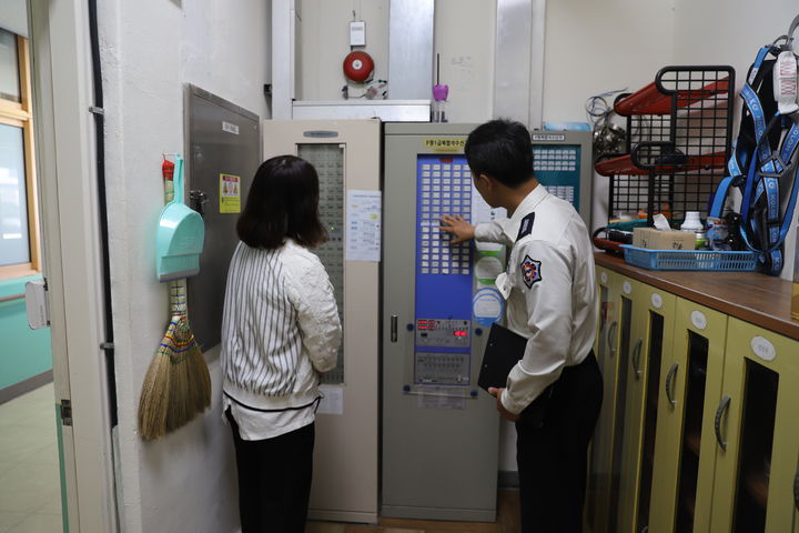 [대구=뉴시스] 대구 달성소방서는 제21대 대통령 선거를 앞두고 지역 내 투·개표소 48곳(투표소 47곳, 개표소 1곳)에 대해 화재안전조사를 실시한다. (사진=대구 달성소방서 제공) 2025.05.12. photo@newsis.com *재판매 및 DB 금지