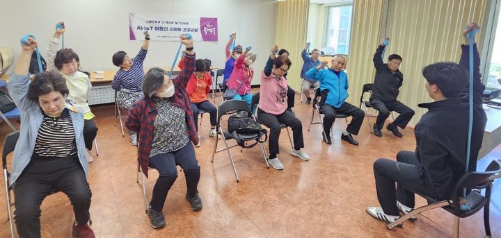 [서울=뉴시스] 어르신들이 탄력밴드를 활용한 건강교실에 참여하는 모습. 2025.05.12 (사진 제공=동대문구청) photo@newsis.com *재판매 및 DB 금지