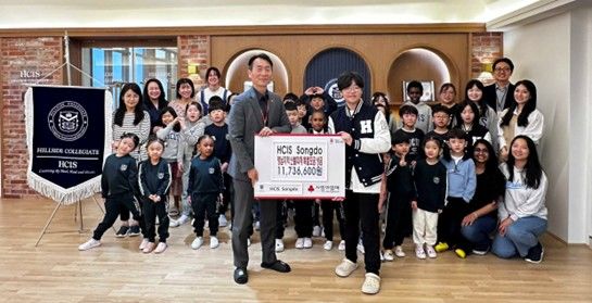 [인천=뉴시스] HCIS 학생들과 관계자들이 자선 마라톤 통해 산불 피해 성금 1173만원 기부한 뒤 기념촬영을 하고 있다. (사진=HCIS 제공) 2025.05.12. photo@newsis.com *재판매 및 DB 금지