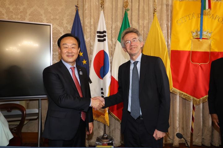 [통영=뉴시스] 신정철 기자= 경남 통영시는 이탈리아 나폴리시와 지난 9일 나폴리 시청에서 우호교류 협정을 체결했다고 12일 밝혔다. 사진은 천영기 통영시장(사진, 왼쪽)과 가에타노 만프레디 나폴리시장이 양 도시 우호교류 협정을 체결하고 기념사진을 촬영하고 있다.(사진=통영시 제공).2025.05.12. photo@newsis.com *재판매 및 DB 금지