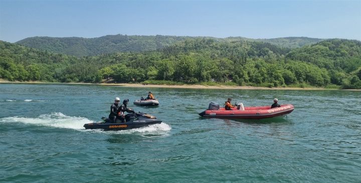 [대구=뉴시스] 대구동부소방서는 12일 봉무공원 단산지 일대에서 수상인명구조 훈련을 했다. (사진=대구동부소방서 제공) 2025.05.12. photo@newsis.com *재판매 및 DB 금지