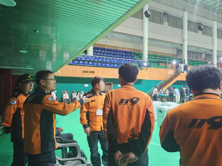 [전주=뉴시스] 전북특별자치도소방본부는 내달 3일 진행되는 제21대 대통령 선거를 앞두고 도내 투·개표소 화재안전대책을 추진한다고 12일 밝혔다. 사진은 지난해 있었던 제22대 국회의원 선거에서 소방 관계자들이 개표소로 쓰이는 체육관에 방문한 모습. (사진=전북특별자치도소방본부 제공) 2025.05.12. photo@newsis.com *재판매 및 DB 금지