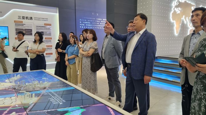 [울산=뉴시스] 박수지 기자 = 울산시 동구가 7일부터 11일까지 3박 5일간 중국 하이난성 싼야시에서 국외 정책연수를 실시한 가운데 연수단이 삼아중앙상무관리국 홍보관을 둘러보고 있다. (사진=동구 제공) 2025.05.12. photo@newsis.com *재판매 및 DB 금지