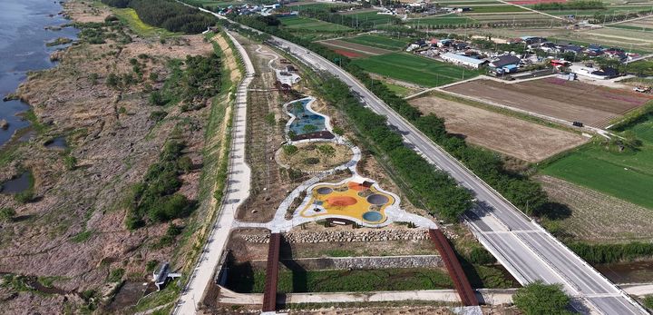 [구례=뉴시스] 전남 구례군 섬진강 힐링 생태공원 전경. (사진=구례군 제공) 2025.05.12. photo@newsis.com *재판매 및 DB 금지