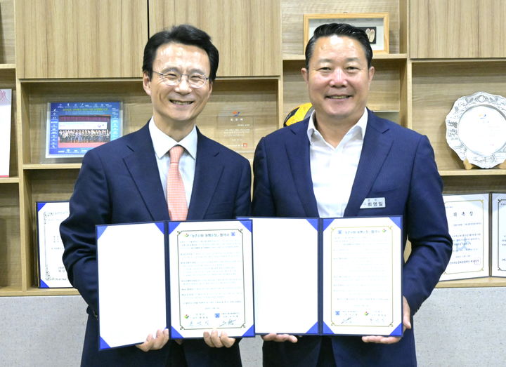 [순창=뉴시스] 지난9일 순창군청에서 열린 순창군과 서울대학교 노화고령사회연구소의 '농촌사랑 동행순창' 업무협약식, 최영일 군수(오른쪽)와 조비룡 연구소장(왼쪽)이 협약서에 서명한 뒤 기념사진을 찍고 있다. *재판매 및 DB 금지