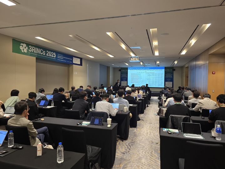 국내 주요 시멘트업체를 회원으로 하는 한국시멘트협회는 12일 폐기물 관리에 관한 국제학술대회인 '3RINCs 2025'에 참가했다. 이날 오전 제주 신화월드에서 시멘트 특별 세션이 진행 중이다. (사진=한국시멘트협회 제공) *재판매 및 DB 금지