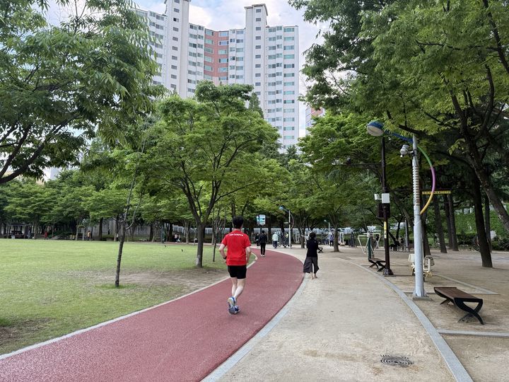 [대구=뉴시스] 대구 수성구는 화랑근린공원에 전천후형 육상트랙을 조성했다. (사진=대구 수성구 제공) 2025.05.12. photo@newsis.com *재판매 및 DB 금지