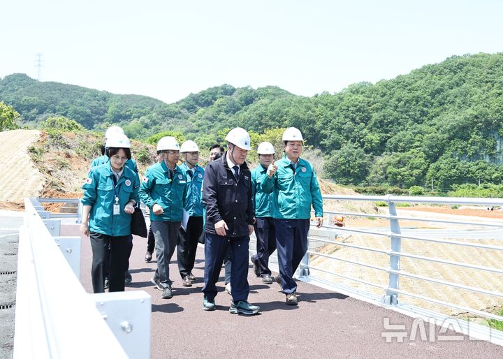 [산청=뉴시스]박완수(맨 오른쪽) 경남도지사가 12일&nbsp; 산청군 법평 자연재해위험개선지구 정비사업 현장을 찾아 추진 상황을 점검하고 있다.(사진=경남도 제공) 2025.05.12. photo@newsis.com