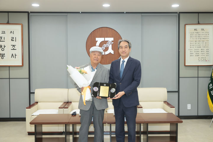 [광주=뉴시스] 전남대학교 대학본부 5층 접견실에서 이종목(왼쪽) 심리학과 명예교수가 발전기금 전달식 뒤 이근배 총장과 기념사진을 찍고 있다. (사진 제공 = 전남대학교). 2025.05.12. photo@newsis.com&nbsp; *재판매 및 DB 금지