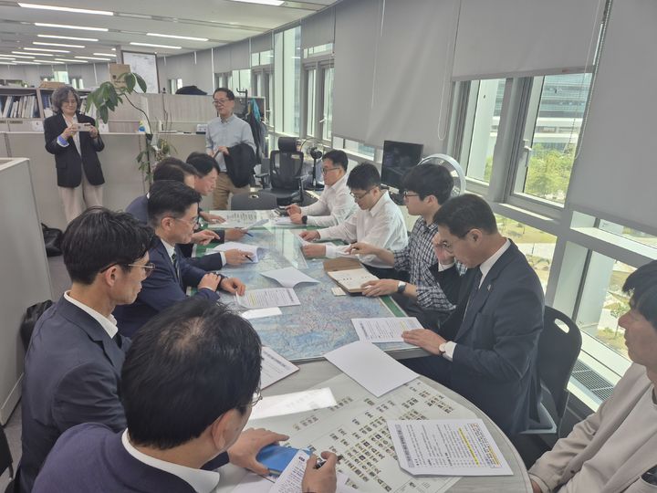 [울산=뉴시스] 울산시는 12일 울산시 김석명 교통국장과 부산시 임경모 도시혁신균형실장, 경남 박성준 교통건설국장이 기획재정부와 국토교통부를 방문해 이같이 건의했다고 밝혔다. (사진= 울산시 제공) 2025.05.12.photo@newsis.com *재판매 및 DB 금지