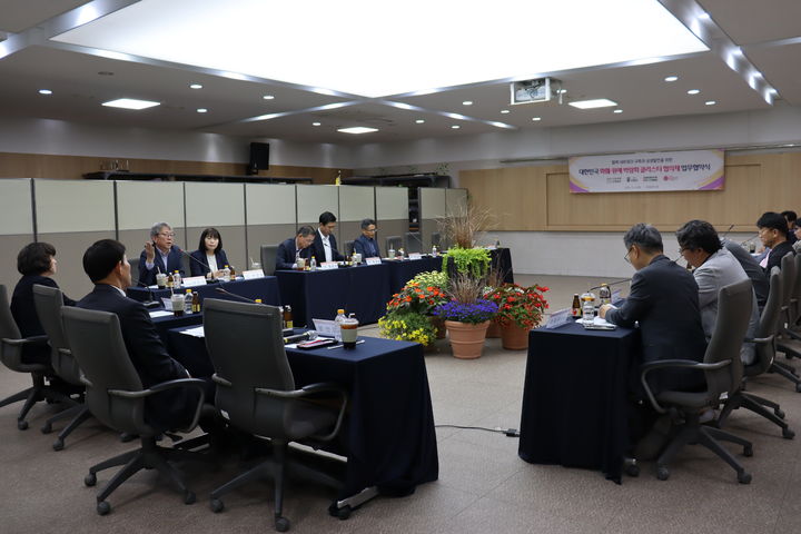 [홍성=뉴시스] 2026태안국제원예치유박람회, 2025고양국제꽃박람회, 제16회 대구꽃박람회, 2028울산국제정원박람회 등 4개 박람회 주관 기관 대표들이 ‘대한민국 대표 화훼·원예 행사 클러스터 협의체’ 업무협약(MOU)을 체결하고 있다. *재판매 및 DB 금지