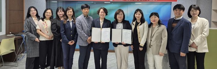 [대전=뉴시스] 업무협약을 맺은 대덕대와 한글숲 관계자들 기념촬영. (사진=대덕대 제공) *재판매 및 DB 금지