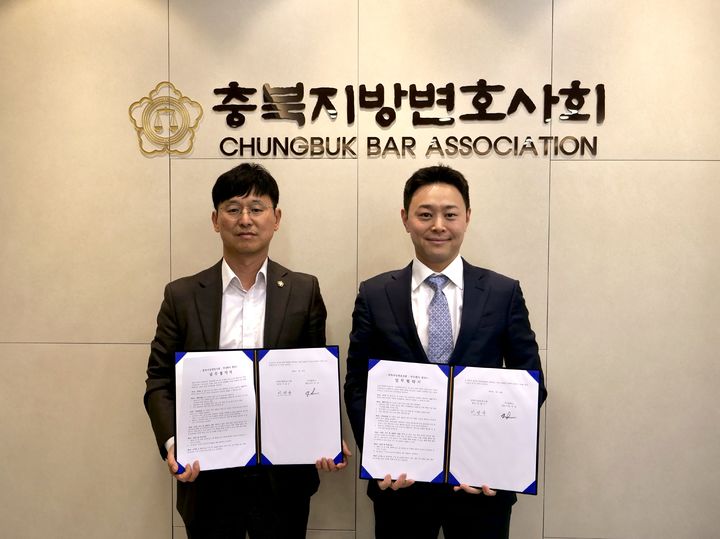 [청주=뉴시스] 12일 충북변호사회관에서 진행된 충북지방변호사회-㈜엘박스 실무 지원 강화 업무협약에서 이성구(왼쪽) 충북변호사회장과 이진 ㈜엘박스 대표가 기념촬영을 하고 있다. (사진=충북지방변호사회 제공) 2025.05.12. photo@newsis.com *재판매 및 DB 금지