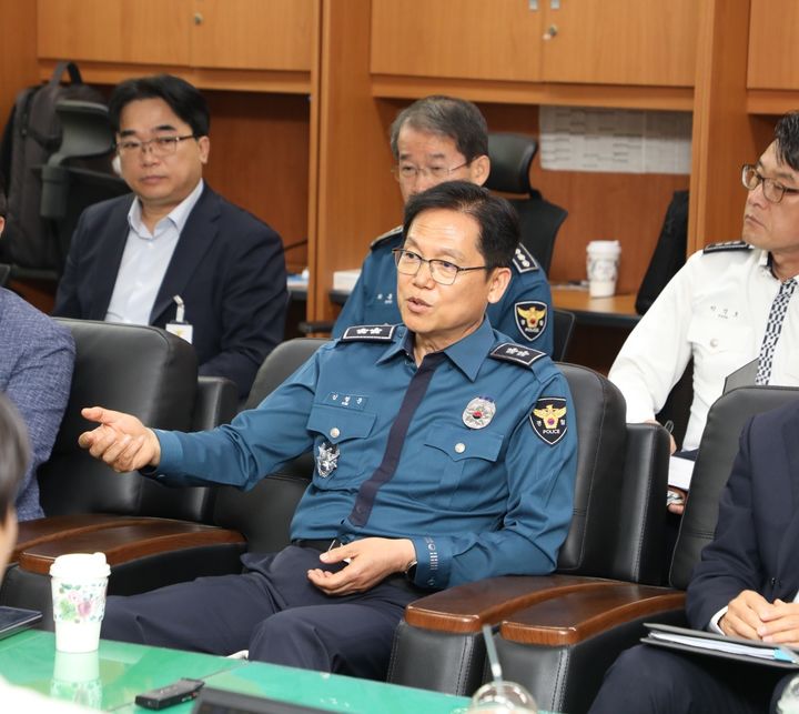 [전주=뉴시스] 김철문 전북경찰청장이 12일 전북 전주시 완산구 전북경찰청 기자실에서 진행된 5월 출입기자단 정례간담회에서 기자들의 질의에 답변하고 있다. (사진=전북경찰청 제공) 2025.05.12. photo@newsis.com *재판매 및 DB 금지
