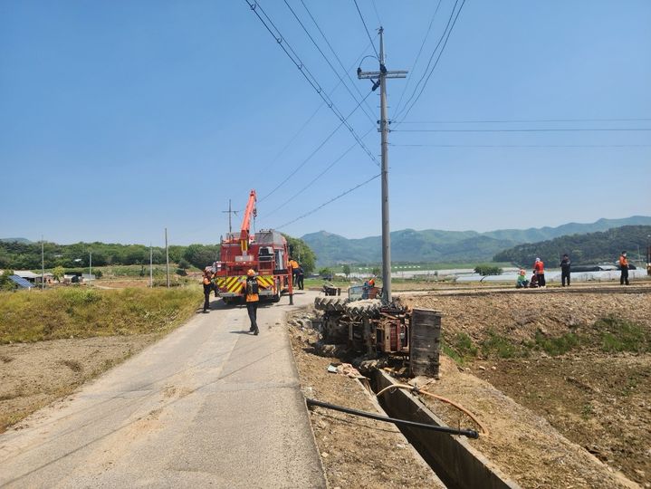 [서산=뉴시스] 12일 낮 12시26분께 충남 서산시 고북면 신성리 한 농로에서 트랙터 전도사고가 발생해 현장에 출동한 소방당국이 수습하고 있다. (사진=독자 제공) 2025.05.12. photo@newsis.com *재판매 및 DB 금지