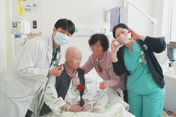 [대전=뉴시스] 건양대병원 호스피스완화의료센터가 어버이날을 맞아 입원 중인 말기 환자들과 가족들을 위한 특별한 선물을 전달했다.(사진=건앙대학교병원 제공) 2025.05.12. photo@newsis.com *재판매 및 DB 금지