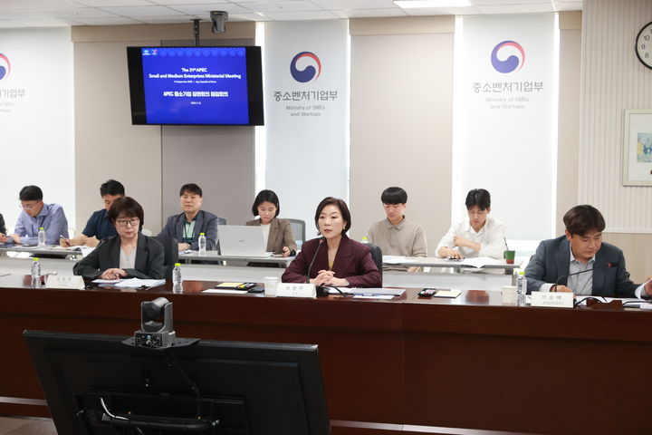 [서울=뉴시스]오영주 중소벤처기업부 장관이 12일 세종 중소벤처기업부 청사에서 열린 ‘APEC 중소기업장관회의 점검회의’에서 모두발언을 하고 있다.(사진=중소벤처기업부 제공) 2025.05.12. photo@newsis.com&nbsp; *재판매 및 DB 금지