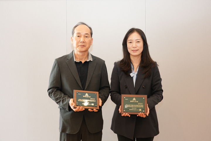 [울산=뉴시스] 구미현 기자 = 울산과학대 김성배(사진 왼쪽), 김일낭 교수 (사진=울산과학대 제공) photo@newsis.com *재판매 및 DB 금지