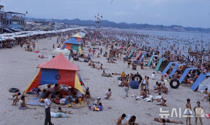 [포항=뉴시스] 경북 포항시는 총사업비 304억원을 들여 백사장 등을 복원해 18년만에 송도해수욕장을 재개장한다. 연평균 12만명이 방문했을 때의 송도해수욕장 모습. (사진=포항시 제공) 2025.05.12. photo@newsis.com