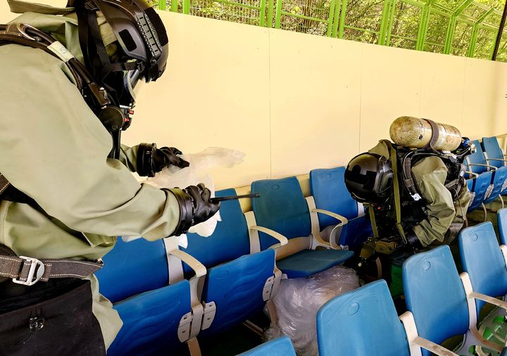 [정선=뉴시스] 12일 北 대남 오물·쓰레기 풍선 폭발과 화재 상황을 가정한 민·관·군·경·소방 통합 훈련에서 육군 36사단 CRST 장병들이 원점지역 일대에서 화학탐지를 하고 있다. (사진=육군 제36보병사단 제공). photo@newsis.com *재판매 및 DB 금지