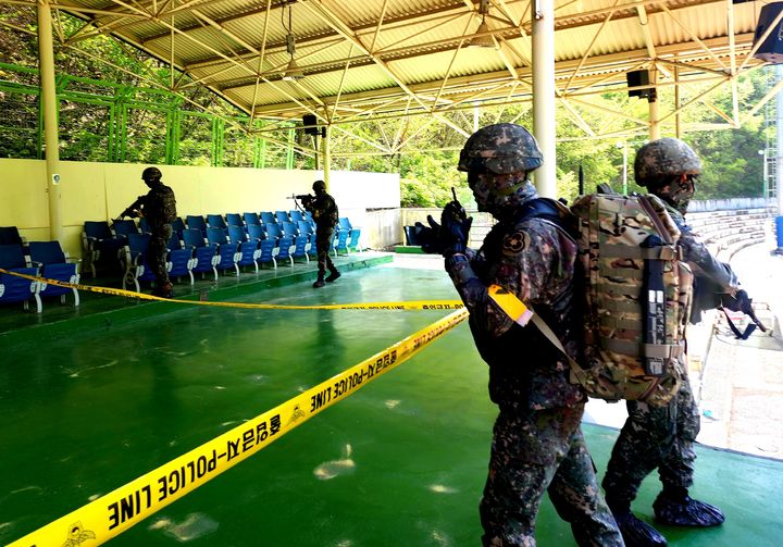 [정선=뉴시스] 12일 北 대남 오물·쓰레기 풍선 폭발과 화재 상황을 가정한 민·관·군·경·소방 통합 훈련에서 육군 36사단 초동조치 부대가 원점일대를 수색하고 있다. (사진=육군 제36보병사단 제공). photo@newsis.com *재판매 및 DB 금지